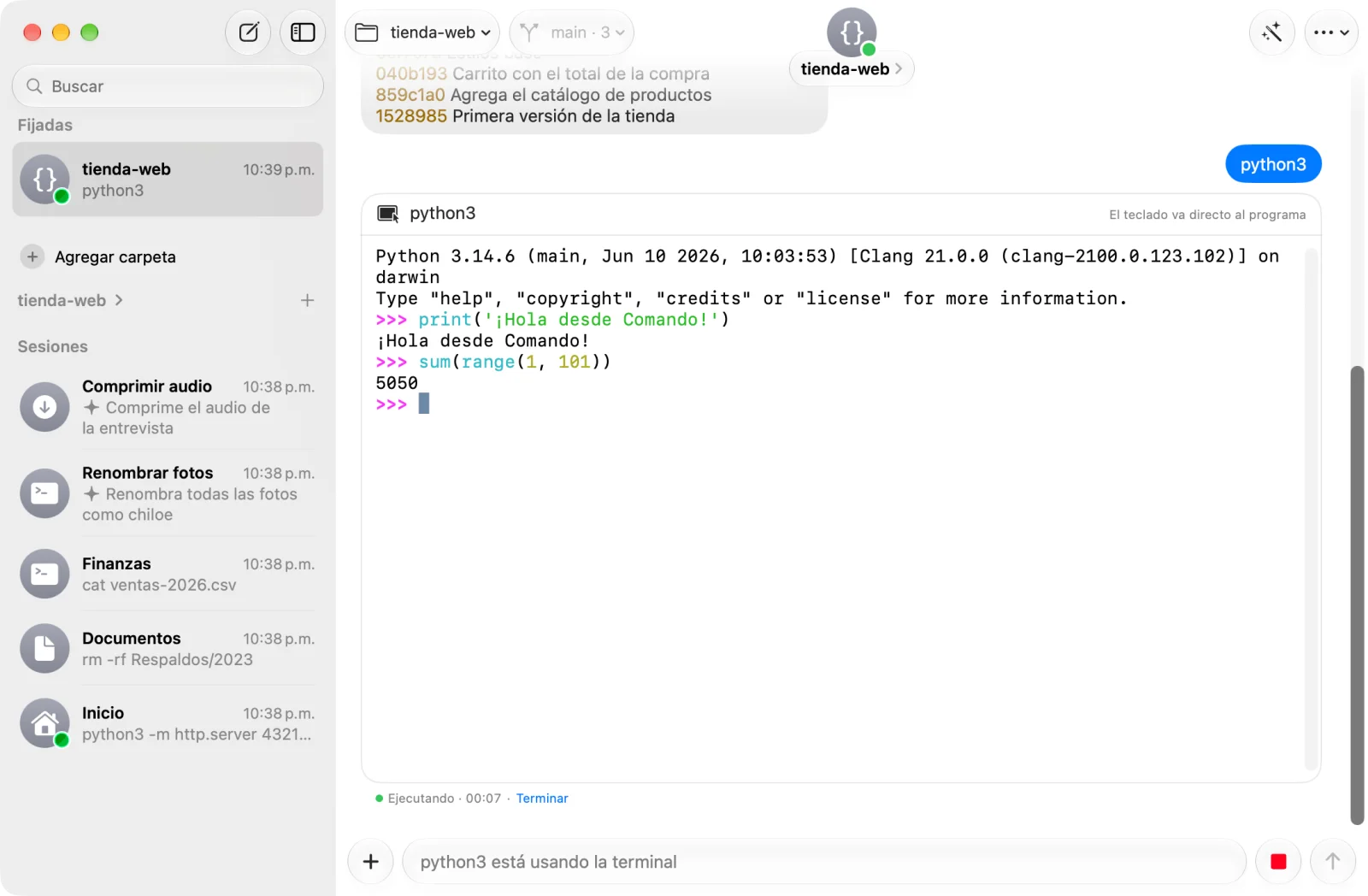 Python abierto en una terminal integrada dentro del chat, con un print y una suma.